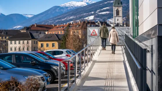 Koschatstraße: Rampe statt Treppe — mehr Barrierefreiheit und sichere Querung geplant