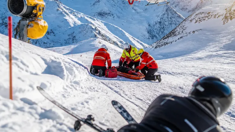 16-Jähriger bei Unfall am Stubaier Gletscher gegen Schneekanone geprallt und ins Spital geflogen