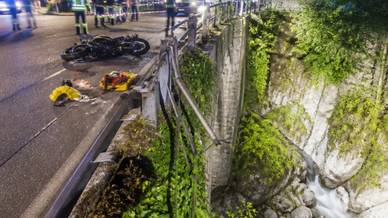 17-Jähriger stürzt bei Brückenunfall in Stanz tödlich in Bachbett