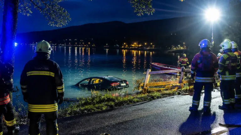 21-Jähriger verliert Kontrolle: Auto durchbricht Zaun und landet im Wörthersee