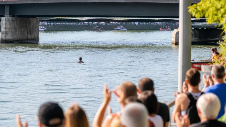 23‑Jähriger schwimmt durch Linz: Behörden sichern Nibelungenbrücke, Publikum applaudiert
