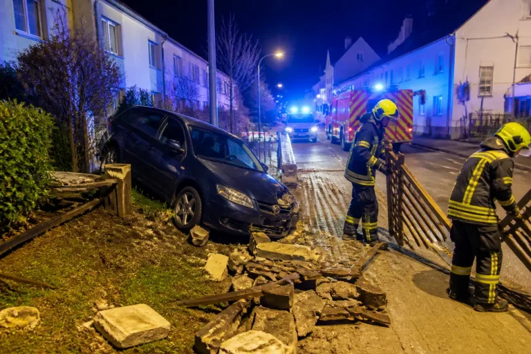 Auto prallt in Krems in Vorgarten: Sekundenschlaf lässt Pkw von der Straße abkommen