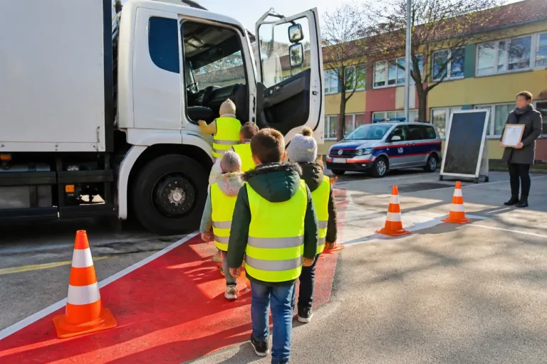 Leopoldsdorfer Volksschüler erleben Lkw aus der Fahrerkabine – Sicherheit im Fokus