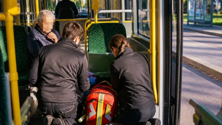Älterer Fahrgast stürzt in Straßenbahn in Eggenberg – Polizei sucht Zeugen und zwei Ersthelfer