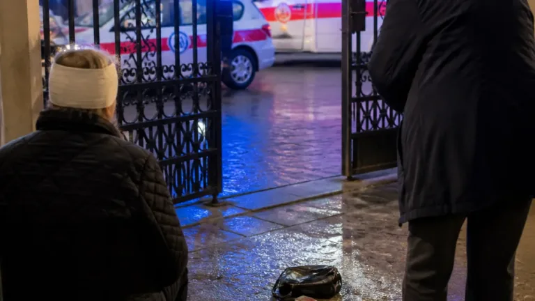 Älteres Ehepaar in Margareten überfallen: Polizei sucht jungen Tatverdächtigen