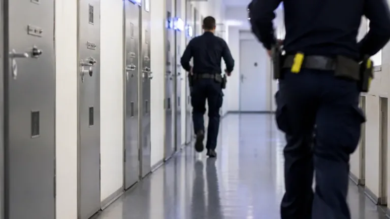 Angriff in Justizanstalt Stein: Zwei Wachleute bei Einsatz in Krems verletzt