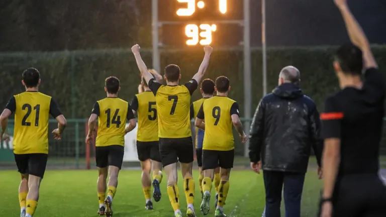 ASKÖ Gmünd startet erfolgreich: 3:1-Auswärtssieg in Sillian dank starkem Finish