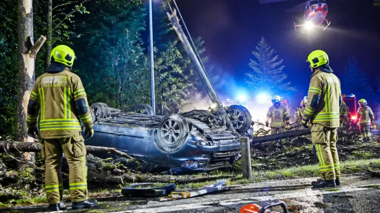 Auto prallt bei Kreisverkehr in Büchl gegen Laterne und Bäume – Fahrer schwer verletzt