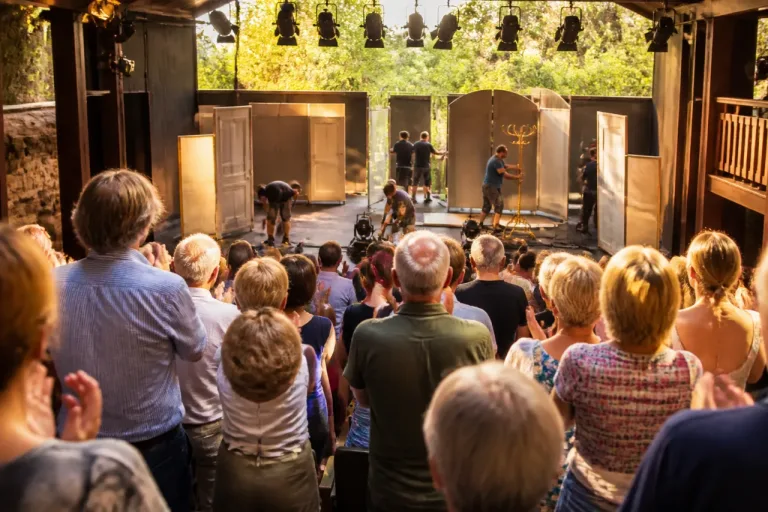 Bauerntheater St. Radegund bringt Klassiker mit breitem Ehrenamtsstaffel auf die Bühne