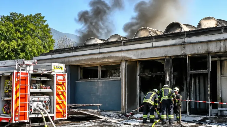 Brand im ehemaligen Hallenbad in Pforzheim: Rauchkuppeln abgeschmolzen, Einsatz dauerte kurz