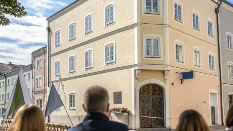 Braunau: Wie das Geburtshaus Hitlers nun Teil der lokalen Erinnerungspolitik wird