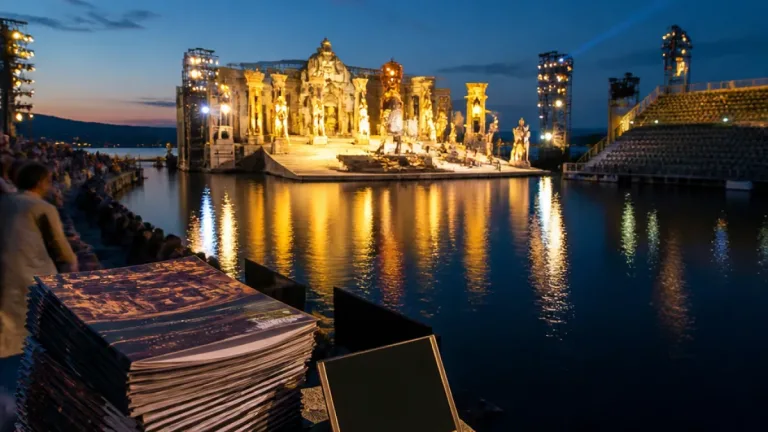 Bregenzer Festspiele starten mit Verdi und Janáček – ein Erfolg und ein Schnellschuss zugleich