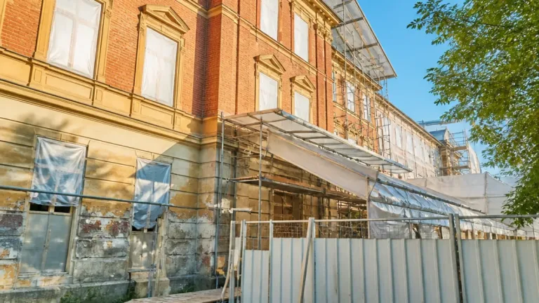 Denkmalgeschützte Volksschule in Eferding: Sanierung wird zur finanziellen Herausforderung