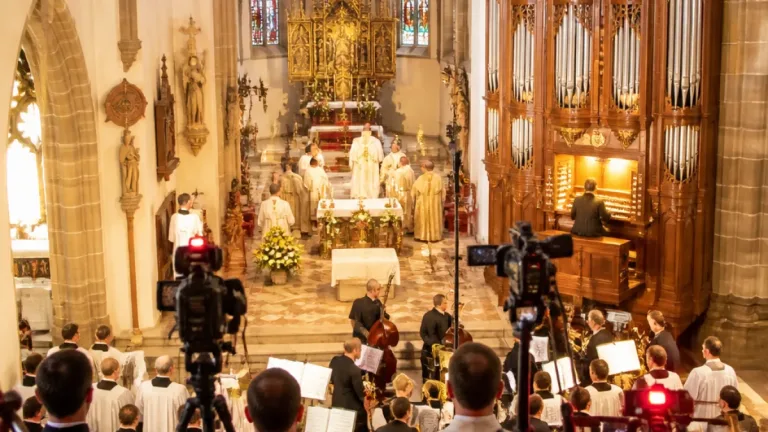 Domchor Feldkirch singt Brixi‑Messe: Abschiedsgottesdienst für Dompfarrer Jochum wird live auf ORF III übertragen