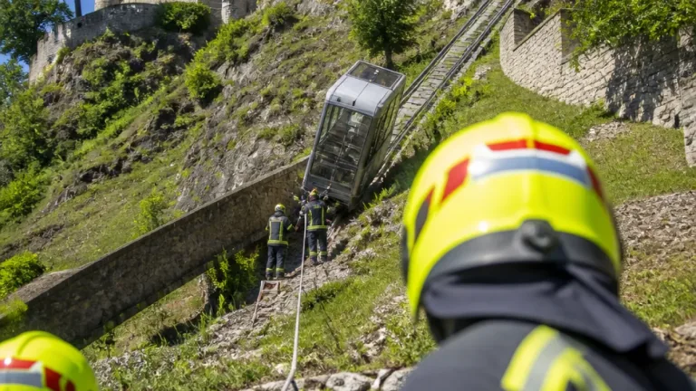 Einsatz auf Burg Güssing: Drei Personen aus steckendem Schrägaufzug befreit