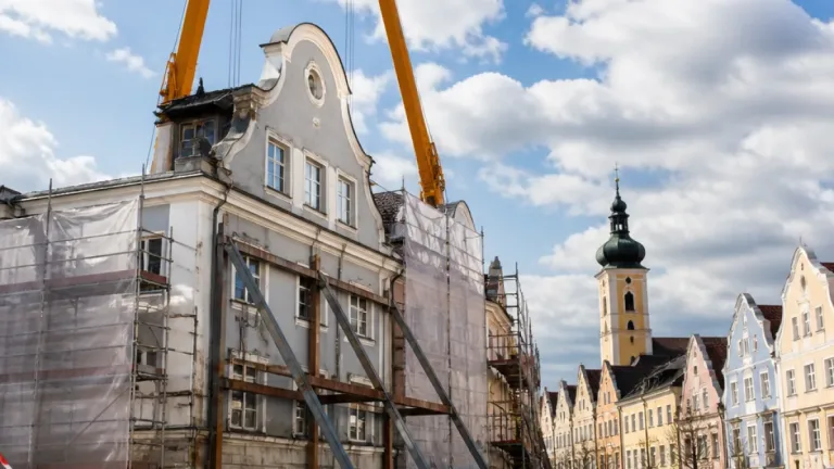 Erneute Gefahr am Unteren Stadtplatz: Sicherungsarbeiten nach Einsturzgefahr gestartet