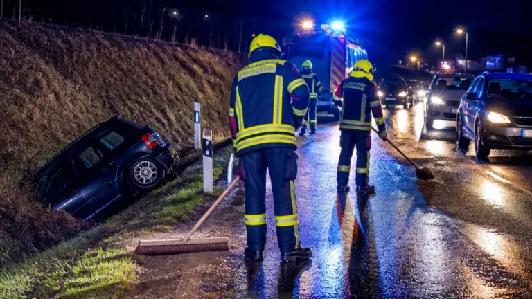 Fahrzeug rutscht auf nasser L317 in Straßengraben – Feuerwehren bergen Pkw