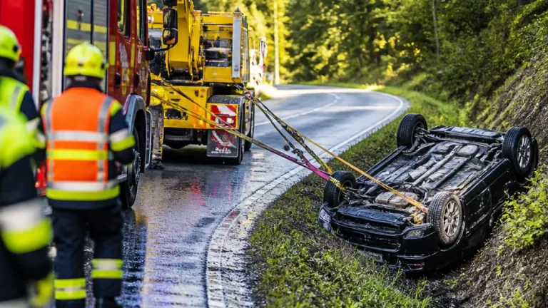 Fahrzeug rutschte von Fahrbahn und blieb auf dem Dach liegen – Feuerwehr Ahorn barg Pkw