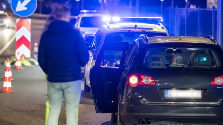 Fahrzeugflucht bei Kontrolle in Wels: Frau ohne Lenkberechtigung mit Kindern im Auto gestoppt