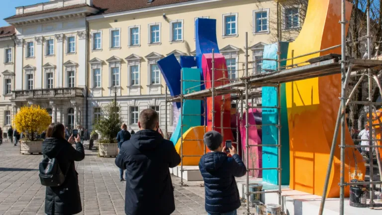 Farbenfrohe Skulptur am Hauptplatz soll Besucher ins Zentrum ziehen