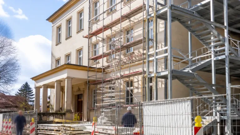 Feldkirchen-Westerham erhöht Budget: 250.000 Euro für Brandschutz an Volksschule Höhenrain