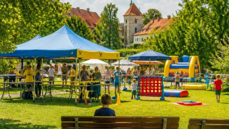 Ferienspiel Thaya setzte Spielstationen im Stadtpark fort – Raiffeisenbank unterstützte Programm