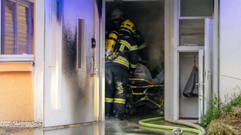 Feuerwehr rettet Mann in Pasching nach Brand in Vorzimmer-Kasten
