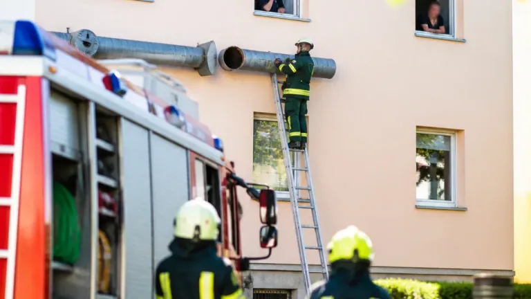 Feuerwehr rückt aus: Vermuteter Igel in Lüftungsrohr in Wels-Lichtenegg