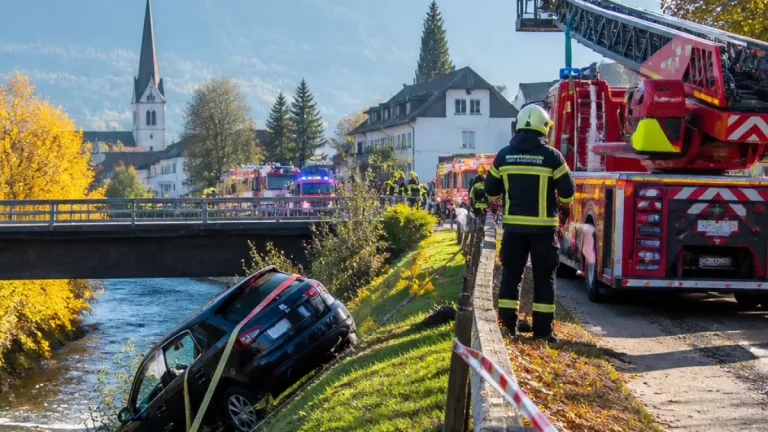 Feuerwehr sichert Pkw an Murbrücke – Einsatz in Tamsweg verlief ohne Verletzte