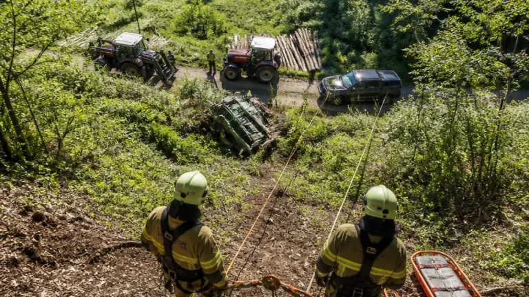 Feuerwehrübung in steilem Gelände: Rettung und Fahrzeugbergung in Gresten-Land geprobt
