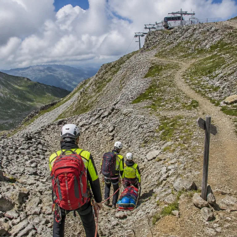 63‑jährige Wanderin stürzt im Kleinwalsertal tödlich – Bergrettung aus Bayern im Einsatz