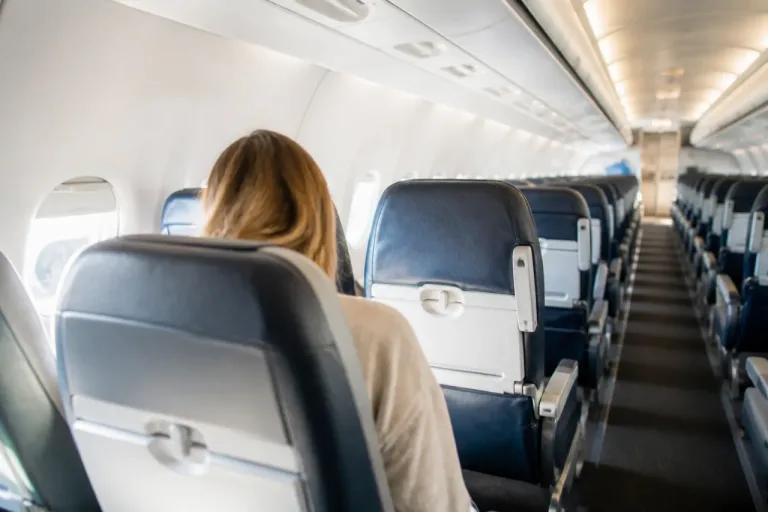 So steigen Ihre Chancen auf einen freien Nebensitz im Flugzeug