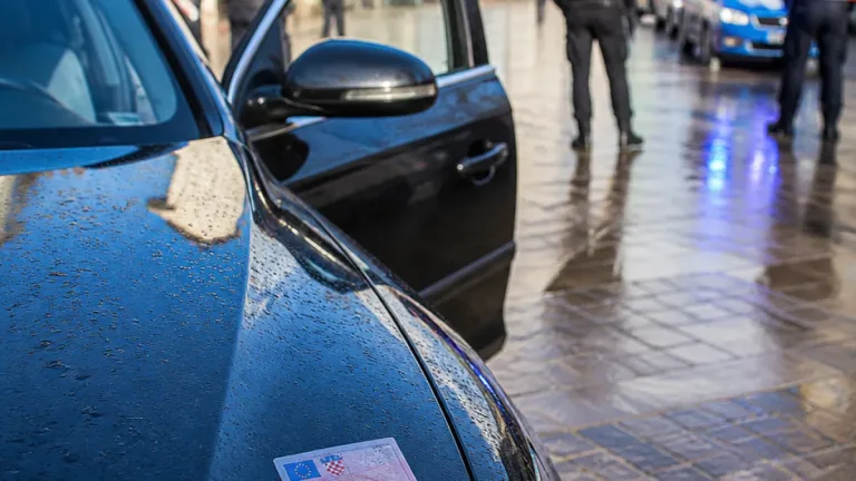 Gefälschter Führerschein und Drogenverdacht: Fahrzeuglenker in Wels gestoppt