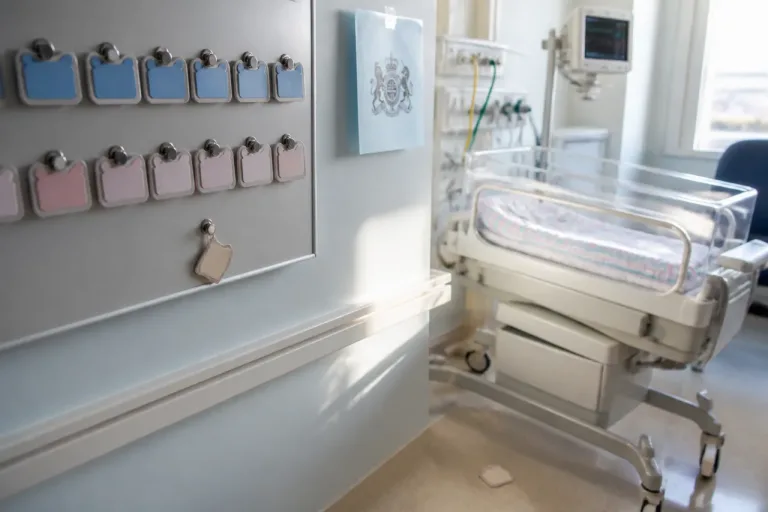 Skandale und Politik verändern Babynamen: Andrew stürzt ab, Muhammad bleibt Spitze
