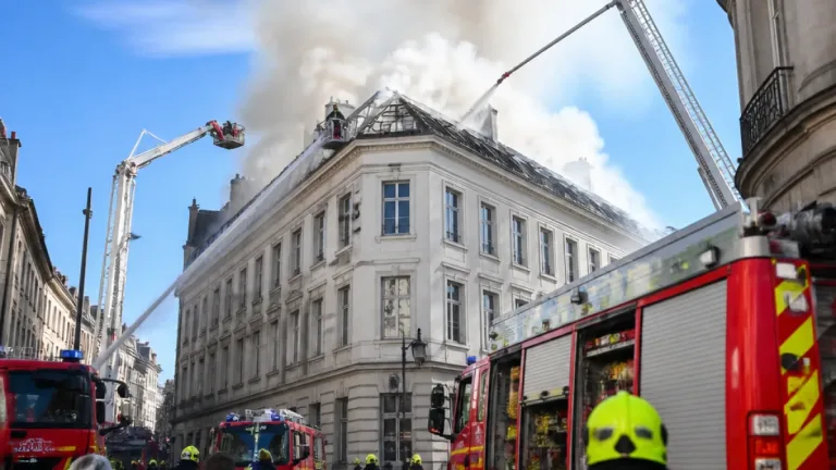 Großbrand in Meidling: Dachbrand mobilisiert 150 Einsatzkräfte und 36 Fahrzeuge