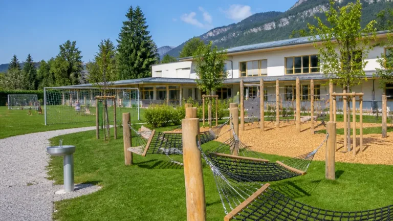 Hallein: Spielplatz Neualm mit XXL‑Hängematten und neuem Angebot erweitert