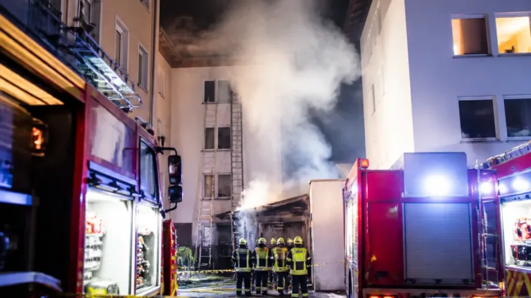 Hinterhausbrand in Neunkirchen: Feuerwehr verhindert Übergreifen auf Wohnhaus