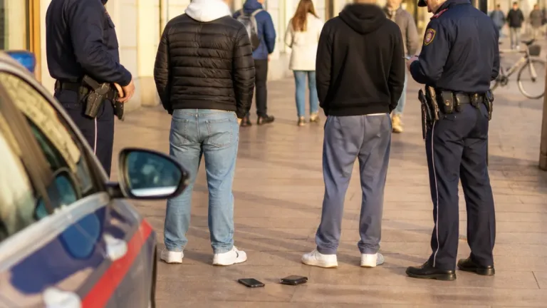 Jugendlicher Raub in Wiener Neustadt: 19-Jährige aus Bezirk Neunkirchen vorläufig festgenommen