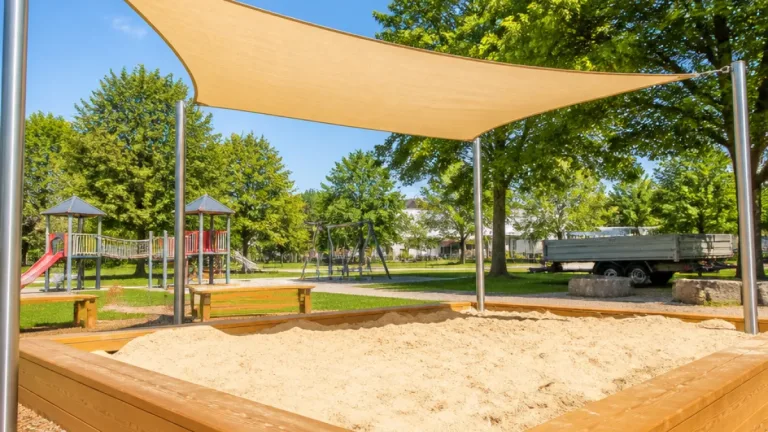 Kapuzinerspielplatz in Wolfsberg erneuert: Neue Sandkiste mit Sonnenschutz und mehr Sicherheit