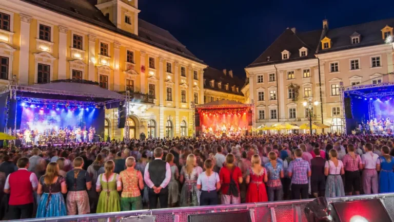 Kirchtagsdonnerstag in Villach: Drei Bühnen, freier Eintritt und FolXtime als Spät-Act