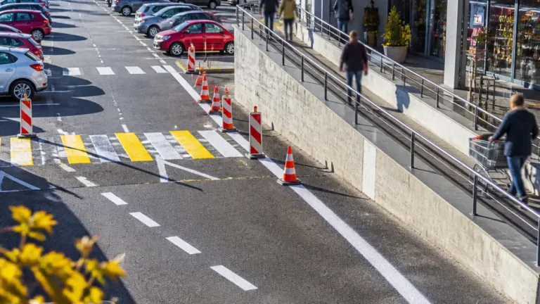 Koschatstraße: Rampe ersetzt Treppe – Querungssituation soll bis Ende Juli sicherer sein