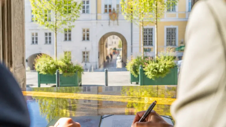 Krems verpflichtet sich zu mehr Grün: Bürgermeister unterschreibt NaturStadt-Garantie