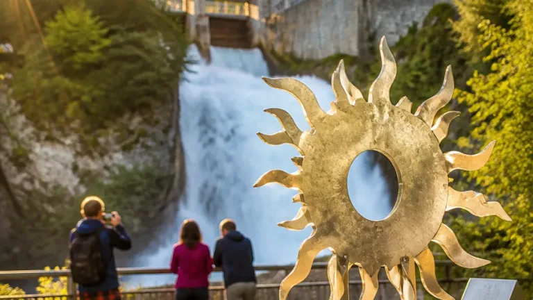 Künstlerische Anerkennung für Manfred Krismer: Sonnenskulptur verweist auf Trinkwasser-Kraftwerk ALPEiL
