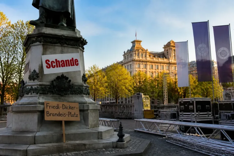 Angewandte erneuert Forderung: Dr.-Karl-Lueger-Platz soll 'Friedl-Dicker-Brandeis-Platz' heißen