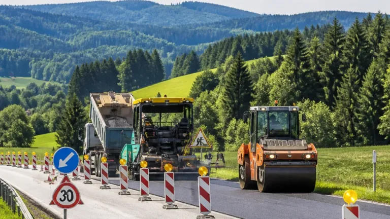 Land investiert in B 310 bei Hiltschen: Wichtige Sanierung für Pendlerinnen und Pendler