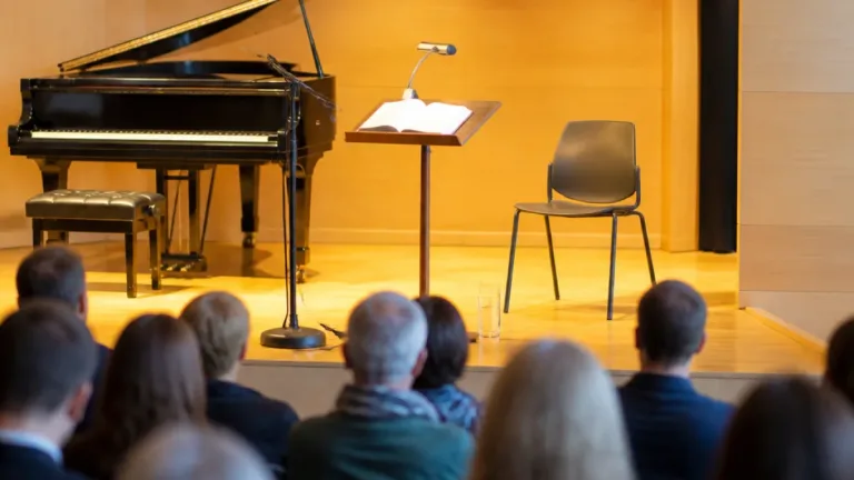 Lesung in Gmunden: Zwei Autorinnen und Musik am 4. November in der Landesmusikschule