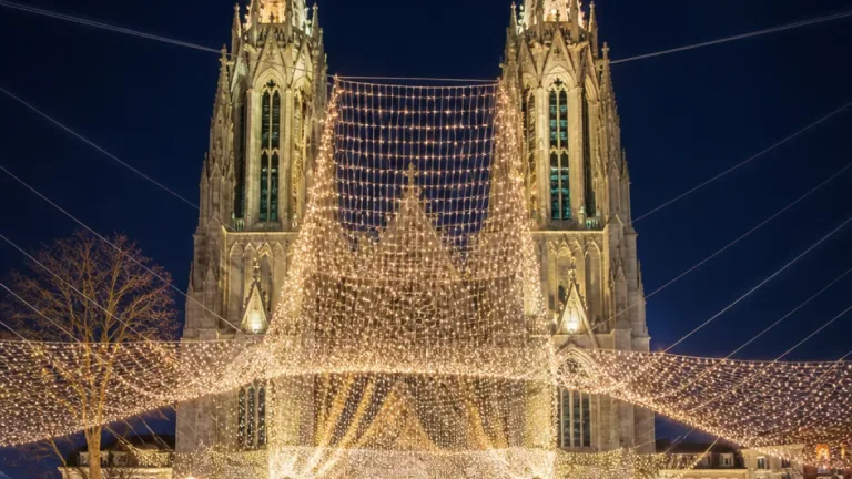 Lichtskulptur an der Votivkirche in Wien bleibt bis Mai 2027 sichtbar