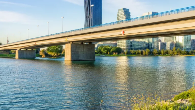 Mann (41) nach Brückensprung in die Neue Donau gestorben – Polizei warnt eindringlich