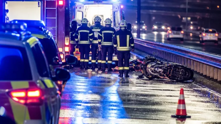 Motorrad bei Auffahrt auf A5 verunfallt: Feuerwehr Schrick barg Fahrzeug nach nächtlichem Einsatz