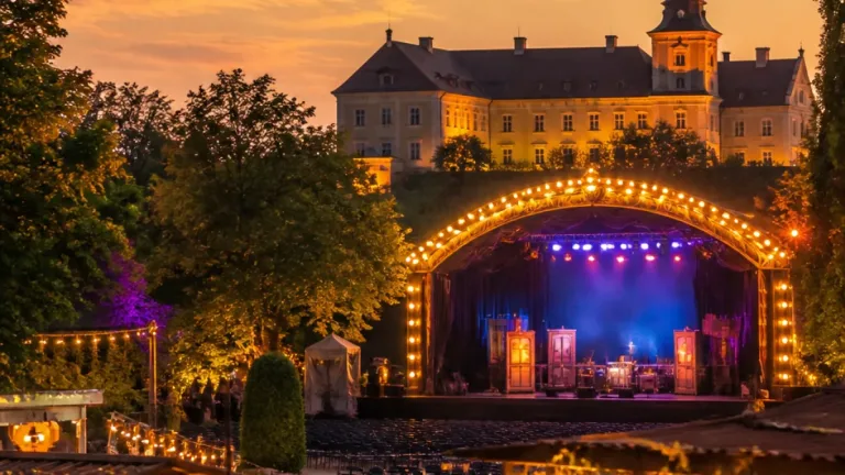Musicalklassiker «Hello, Dolly!» gastiert in Langenlois: Open-Air im Schlosspark Haindorf